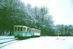 END__Blick in Gegenrichtung: Zug mit Tw 3 und Bw 22 von Neuhausen erreicht die Ausweich-Haltestelle Scharnhausen im Körschtal.__15-01-1977