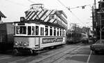 END Straßenbahn Esslingen-Nellingen-Denkendorf__Die aber auch nach Scharnhausen und Neuhausen fuhr. Tw 9 [ME 1929] nach Denkendorf, dahinter Tw 13 mit Bw 37 [ME 1958], in der Denkendorfer Str. in Nellingen__08-06-1976 