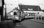 END Straßenbahn Esslingen-Nellingen-Denkendorf__Die aber auch nach Scharnhausen und Neuhausen fuhr. Rangier-Tw 20 [ME 1950; 1965 ex SSB 297; 1980 >SMS 2020  mit Bw 35 [ME 1952] biegt von der Nellinger Str. in die Schillerstr. ein zum Depot.__08-06-1976 