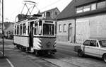 END Straßenbahn Esslingen-Nellingen-Denkendorf__Die aber auch nach Scharnhausen und Neuhausen fuhr. ATw 20 [ME 1950; 1965 ex SSB 297] in Nellingen. Für den hauptsächlich als Rangierwagen genutzten Tw 20 (Zubringer/Abholer für Bw je nach Verkehrslage zwischen Depot und Nellingen Strecke) ging die Geschichte nach Einstellung der END noch weiter: 2 Jahre später wurde Tw 20 von den Aktiven des SMS (Verein Straßenbahnmuseum Stuttgart) am damaligen Domizil, Wagenhalle Nellingen, umgebaut zum ATw 2020 und bekam den Bw 30 als ABw 2230 beigestellt. Diese Kombination sollte dann auf der geplanten Museumsstrecke Nellingen-Neuhausen zum Einsatz kommen, auch bei spannungsfreier Oberleitung, denn im ABw wurde ein opulentes Diesel-Notstomaggregat Bj. 1944 (!) von der Autobahnmeisterei S-Vaihingen gespendet, eingebaut. Beide Wagen gelangten 1983 noch zum seinerzeitigen SMS-Standort Schönau im Odenwald, kamen aber leider auch dort nicht mehr zum Einsatz. (lt.'Bauer IV' wurden sie 1997 verschrottet).__08-06-1976 