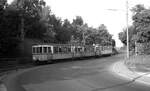 END Straßenbahn Esslingen-Nellingen-Denkendorf__Die aber auch nach Scharnhausen und Neuhausen fuhr. Ziemlich leerer 3-Wagen-Frühzug mit Bw 23 [ME 1926] + Bw 31 [ME 1929] + Tw 3 [ME 1926] steigt wieder zum Zollberg hinauf.__18-06-1976 