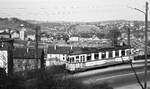 END Straßenbahn Esslingen-Nellingen-Denkendorf__Die aber auch nach Scharnhausen und Neuhausen fuhr. Tw 6 [ME 1927] auf der Bergstrecke, die gleich nach der ersten Kurve nach der Neckarquerung begann. Ganz links im Bild Pliensaubrücke und -turm, darüber in den Weinbergen die Hengstenberg-Villa, rechts davon Frauenkirche, Stadtkirche und die Esslinger Burg.__20-03-1976 