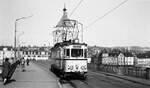 END Straßenbahn Esslingen-Nellingen-Denkendorf__Die aber auch nach Scharnhausen und Neuhausen fuhr. Tw 6 [ME 1927] nach Denkendorf auf der Pliensaubrücke. Im Hintergrund die Burg.__20-03-1976 