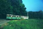 END Straßenbahn Esslingen-Nellingen-Denkendorf__Die aber auch nach Scharnhausen und Neuhausen fuhr.__3-Wagenzug mit Bw 23 und 28 von Neuhausen fährt in die Ausweich-Haltestelle Scharnhausen ein.__22-06-1976