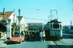 END Straßenbahn Esslingen-Nellingen-Denkendorf__Die aber auch nach Scharnhausen und Neuhausen fuhr.__Tw 3 und Bw nach Neuhausen an der Haltestelle Nellingen Hindenburgstraße werden von den Schülern gestürmt.__04-03-1976