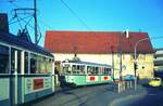 END Straßenbahn Esslingen-Nellingen-Denkendorf__Die aber auch nach Scharnhausen und Neuhausen fuhr.__Die Endstationen Denkendorf und Neuhausen hatten bis zum Schluß keine Wendeschleifen, dort wurde klassisch  umgesetzt . Bild 4 : Tw 13 setzt zurück zum Bw 36, Schaffnerin kuppelt an , bzw. kontrolliert sicheres Einrasten der Schaku (gerade in der Kurve nicht unproblematisch). Zug ist abfahrbereit Richtung Nellingen.__01-04-1976