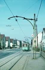 END Straßenbahn Esslingen-Nellingen-Denkendorf__Die aber auch nach Scharnhausen und Neuhausen fuhr.__Tw mit Bw am Ortsrand von Nellingen, fährt ortseinwärts.__05-04-1971