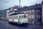 Tw 6 der END rollt Ende Dezember 1974 von der Pliensaubrücke hinab zum im Hintergrund sichtbaren Bahnhof Esslingen. Der 1927 gebaute Triebwagen wurde leider verschrottet, die baugleichen Wagen 2-4 blieben museal erhalten. 