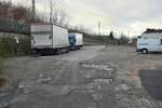 Relikte der 1976 stillgelegten Hagener Straßenbahn. In Hagen Wehringhausen in der Minervastraße befand sich einst das Straßenbahndepot. Im Asphalt lassen sich noch die Spuren der Gleise unter dem Asphalt erkennen. An einigen Punkten erkennt man die Gleise noch wo der Asphalt weggebröckelt ist.

Hagen 27.12.2022