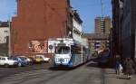 Im Kieler Stadtteil Gaarden durchfuhr die Straßenbahn in der Schulstraße ein eingleisiges Streckenstück, hier mit Tw 262 am 27.04.1985