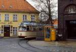 Zwischen Gasthaus und Kirche lag die Endhaltstelle Wellingdorf der Kieler Straßenbahn, hier mit Tw 267 am 27.04.1985.