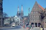 Ein Zufallstreffer aus Grovaters Archiv: Szene am Lbecker Holstentor vom Mrz 1957.