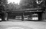 Nürnberg-Fürther Straßenbahn__GT6 mit Bw 1551 [MAN; 1960] unter der Ringbahnbrücke in Erlenstegen.__21-07-1976