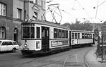 Nürnberg-Fürther Straßenbahn__Tw 909 [MAN 1940] mit Bw 1270 [MAN 1953-56] rückt aus dem Betriebshof 'Maximilianstr.' aus, als Linie 11 mit Ziel 'Fürth Hauptbhf'.__15-06-1976