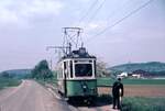 Straßenbahn Reutlingen__Tw 54 [ME 1928] auf Linie 3 nach Altenburg, rangiert  im Vorbeifahren  noch schnell einen Bw im Depot Oferdingen auf ein anderes Gleis. Längst vergangene Überlandbahn-Idylle.__Mai 1970