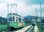 Motiv und Beiwerk‘(erkennbare Gesichter in Bahn-Fotos im internet immer unkenntlich machen?) 2. Bsp. Reutlingen : 1970, als die Einstellung der Straßenbahn bereits akut war (zunächst aber nur L.3+4 traf,1974 auch L.1+2) begegneten mir mehrere Fahrer mit Hand vor dem Gesicht, weil sie über die Abschaffung ihrer Strambe so verbittert waren, daß es keine Bilder mit ihnen mehr geben sollte … Also, (Aktions-Umkehr) sollen doch alle Tfs selbst sie Hand heben, wenn sie nicht wollen, daß… :-/ [RT, Südbhf. 1970]