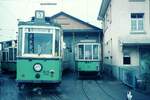 Straßenbahn Reutlingen__Vor der Wagenhalle in Oferdingen, neben der Depot-Katze: Tw 52 [ME 1928] und Bw 37 [ME 1950].__Mai 1970