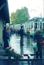 Vor 50 Jahren__Die Straßenbahn in Reutlingen verkehrte das letzte Mal am Samstag, 19. Oktober 1974. Stimmungsbild von der Endstation im Bf Eningen: Trauerkranz mit Straßenbahnzug im Regen.__19-10-1974