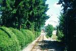 Straßenbahn Reutlingen__Die Straßenbahn in Reutlingen verkehrte das letzte Mal (auf den Linien 1 und 2) am 19. Oktober 1974. Der Abzweig zur Spinnerei in Eningen. Im Hntergrund das Bahnhofsgebäude in Eningen.__29-07-1974