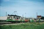 Straßenbahn Reutlingen__4-Wagen- und 3-Wagenzug auf der Rückfahrt nach Eningen müssen in der Ausweiche beim Südbhf.