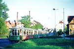 Straßenbahn Reutlingen__Morgendlicher 4-Wagen-Schülerzug auf Linie 1 Richtung Innenstadt. Am Zugschluß Bw 76 [ME 1929]. Wäre es heute noch möglich, Kinder an offener Türe mitfahren zu lassen ? Damals offenbar kein Problem. __05-09-1974