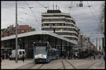 Der Königsplatz in Augsburg ist ein großer Verkehrsknoten mitten in der Stadt und eine sehr rege Tram Bahn Haltestelle. Am 21.03.2017 verlässt hier gerade Tram 864 die zentrale Haltestelle in Richtung Altstadt. 