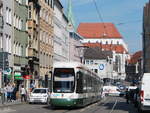 Eine Straßenbahn fährt die Karolinenstraße entlang; im Hintergrund steht der Augsburger Dom. 16. April 2019
