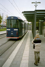 Augsburg Stadtwerke Augsburg SL 2 (MAN/DÜWAG/Siemens GT8 804) Augsburg West am 17. Oktober 2006. - Auch mein Sohn Stefan fand das Motiv interessant. - Scan eines Farbnegativs. Film: Kodak FB 200-6. Kamera: Leica C2.