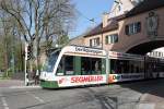 Augsburger Straenbahn lugt aus dem Fischertor hervor.