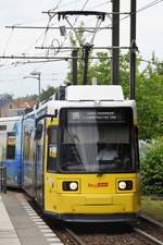 BERLIN, 23.06.2017, Straßenbahnzug 1599 als Linie 16 nach S+U Frankfurter Allee bei der Einfahrt in die Start-Haltestelle Ahrensfelde Stadtgrenze