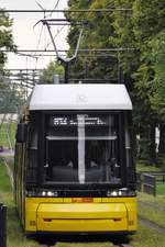 BERLIN, 23.06.2017, Straßenbahnzug 8038 als Linie M13 nach S Warschauer Straße bei der Einfahrt in die Haltestelle Schönfließer Straße