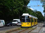 Auf der einen Seite der Bahnstrecke fährt die Schöneiche Rüdesdorfer Straßenbahn über gemütliche Überlandstrecken von Ort zu Ort während auf der anderen Seite