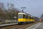 Berlin, Treskowallee. Tatra KT4DM-Traktion (Wagen #6167 + #?) erreicht die Haltestelle Treskowallee/Volkspark Wuhlheide. Die Aufnahme stammt vom 15.02.2018. 