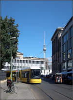 Mit der Straßenbahn zur Berliner Museumsinsel -

Abfahrt einer Flexity-Berlin Straßenbahn an der Endhaltestelle Am Kupfergraben. Über den Museumsgebäuden der Berliner Fernsehturm.

19.02.2019 (M)