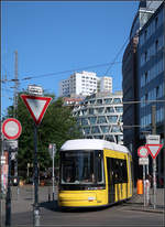 Inmitten Verkehrsschilder -    Am S-Bahnhof Hackescher Markt ist die Flexity Berlin Tram auf dem Henriette-Herz-PatzPlatz unterwegs.