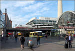 Berlin-Alexanderplatz -    Über den Straßenbahnen fährt ein ICE 1 übe die Stadtbahn.