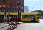 Das rote Fahrrad und die gelbe Straßenbahn -    Umweltfreundliches Verkehrsverhalten zu Fuß, per Rad und mit der Straßenbahn.