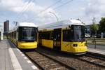 BERLIN, 21.06.2019, Zug Nr. 9109 als MetroTram17 nach Schöneweide in der Haltestelle Meeraner Straße; rechts Zug Nr. 2223 als Tram27 nach Weißensee Pasedagplatz