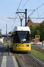 BERLIN, 21.06.2019, Zug Nr. 2236 als MetroTram17 nach Falkenberg bei der Einfahrt in die Haltestelle U-Bahnhof Tierpark