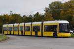 BERLIN, 17.10.2019, Straßenbahn Zug Nr. 9033 fährt als MetroTram4 in die Ausstiegshaltestelle seines Ziels Falkenberg ein