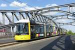 BVG Linie M13 mit dem Flexity (F8Z) Wagen '9025', hier auf der Bösebrücke./Bornholmer Str. Berlin im April 2020.