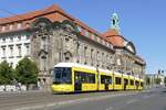 BVG Berlin, Linie M10 mit dem Bombardier Flexity '9068',  entlang der Invalidenstraße und dem Bundesminesterium f.Wirtschaft und Energie (BMWi), hier beim überqueren der Sandkrugbrücke in Richtung Blerlin Hbf. im August 2020. (beberlin)