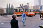 Entschuldigung für das Chaos vor der Straßenbahn! Der Straßenbahnzug des Typs Tatra fährt hier im Ostteil der Stadt, auf der Weidendammer Brücke.   
Datum: 03.02.1988 