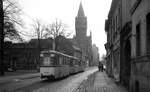 BVB Ost-Berlin__3-Wagen-Zug der Linie 21 in Köpenick passiert gleich das prominente Rathaus.