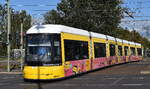 Berliner Verhrsbetriebe mit ihrem modularen Niederflur-Gelenktriebwagen Typ  Flexity Berlin/GT8-11ERL , Baujahr 2012 mit der BVG Nr. 8018 als Linie M6 Kreuzung Landsberger Allee/Rhinstraße am 15.09.23