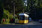 GT6N 2216 erreicht bei bereits tiefstehender Sonne die Endhalte Hirtestraße in Berlin Köpenick.

Berlin 21.09.2024