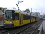 Berlin: Straenbahnlinie M10 nach S-Bahnhof Nordbahnhof am S+U Bahnhof Warschauer Strae.