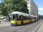 Berlin: Straenbahnlinie M5 nach Hohenschnhausen Zingster Strae am S+U Bahnhof Alexanderplatz.