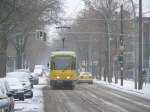 Ungewohnte Langsamkeit herrschte an diesem Morgen auf Berlins Straen. -10C und Schneefall machten die Straen glatt. Die Straenbahn fuhr zuverlssig. Hier Wagen 7053 in der Ehrlichstrae. 18.12.2009