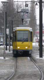 Dieser Tatra-Zug hat gerade die Stadtbahn unterquert und wird nach einer Rechtskurve gleich die Einstiegshaltestelle am Hackeschen Markt erreichen. Danach geht es nach Hohenschnhausen. 2010-02-11.